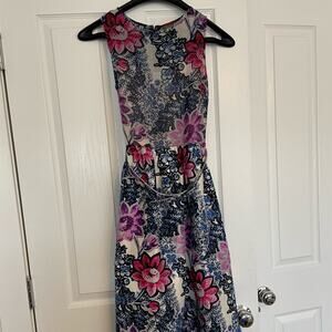 Taylor flower belted fit flare dress.  Size 4. Vintage 50s vibes Retro Cocktail